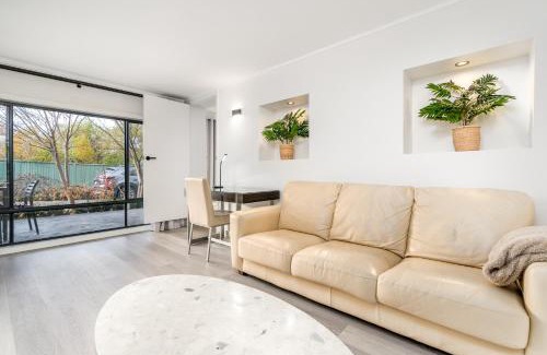 Crestwood House | Renovated Townhouse Close to the CBD and Schools - Hosted by Canstay