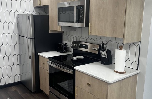 Ottawa Apartment | Renovated Unit! Near Downtown, Restaurants, Shopping and Promedica Hospital.
