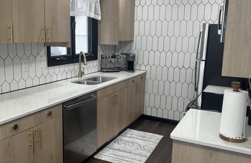 Ottawa Apartment | Renovated Unit! Near Downtown, Restaurants, Shopping and Promedica Hospital.