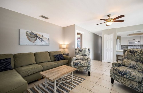 Bradenton Beach House | Renovated walk-up duplex with private pool & outdoor lounge - walk to beach