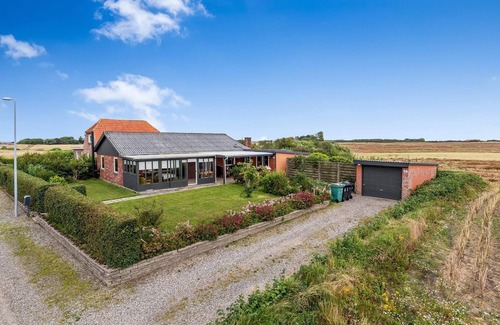 Lemvig Municipality House | Renoveret Byhus tæt på Vesterhavet, med Udestue, Terrasse og Have ud til Marken