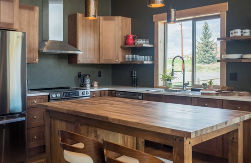 Cody Cabin | Rent 2 luxury cabins: sleep 16! Fire pits, outdoor dining, stunning skies on the edge of Cody.