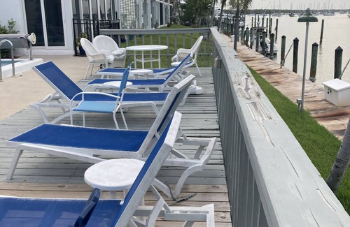 Marathon Condo | Rent a place in Paradise.