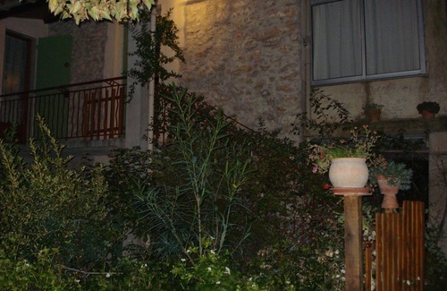 Ribaute-les-Tavernes Apartment | Rental apartment in provencal farmhouse, in the countryside (laurels)