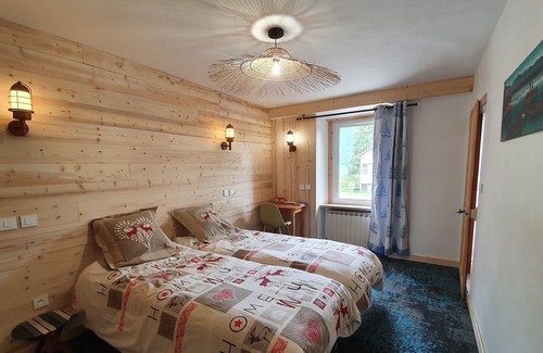 Chaparon House | Rental for 12 people on the shores of Lake Annecy, opposite the beach