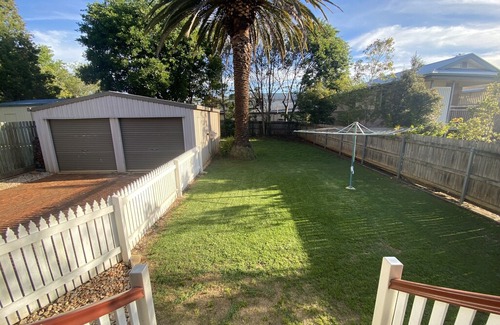 South Toowoomba House | Renwick Cottage! Entertainers delight, Family & Pet friendly, FREE WiFi, Parking