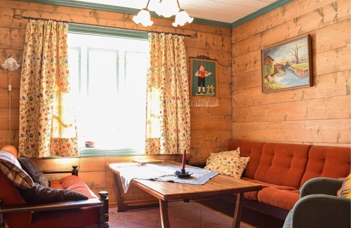 Granvin House | Residential cottage located directly on the Hardangerfjord with its own small swimming beach and jet