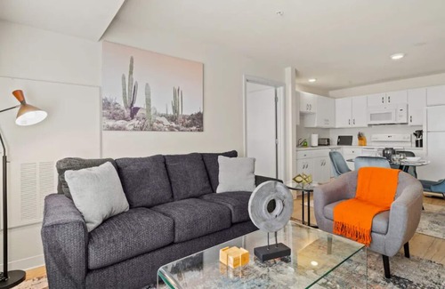 Far North Central Apartment | Resort Amenities - Close To Six Flags | Pool | Gym