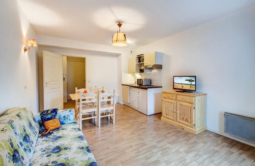 Bagneres-de-Luchon Apartment | Resort center, tv, ski locker, 56m², Luchon-Superbagnères