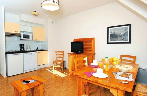 Bagneres-de-Luchon Apartment | Resort center, tv, ski locker, 56m², Luchon-Superbagnères