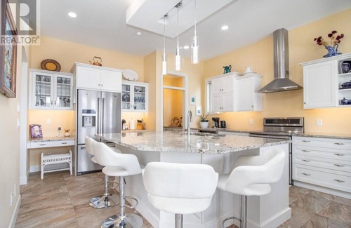 Central Okanagan House | Resort Home in Lake Okanagan - Lake Views/Pools/Hot Tubs/Gyms/Wine Trails/Golf