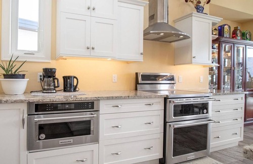 Central Okanagan House | Resort Home in Lake Okanagan - Lake Views/Pools/Hot Tubs/Gyms/Wine Trails/Golf