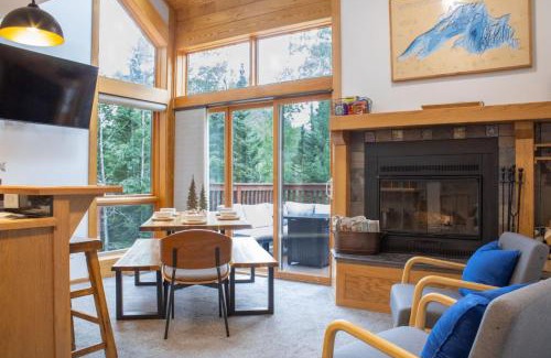 Lutsen House | Resort Hot Tub Pool Gym Ski-in out Fire Pits