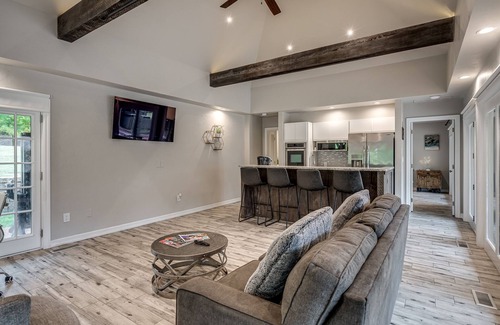 Edmond House | Resort living in Edmond with pool & tennis court!