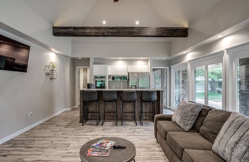 Edmond House | Resort living in Edmond with pool & tennis court!