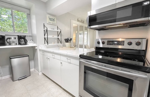 Largo Condo | Resort-Style 1BR Condo – Pools, Balcony & Wi-Fi