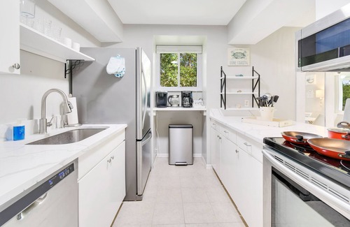 Largo Condo | Resort-Style 1BR Condo – Pools, Balcony & Wi-Fi