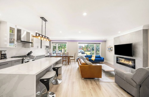 Newtonbrook House | Resort Style 5 Bedroom/3 Bath Home with Pool & Jacuzzi [Jacuzzi open all year]