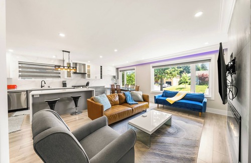 Newtonbrook House | Resort Style 5 Bedroom/3 Bath Home with Pool & Jacuzzi [Jacuzzi open all year]