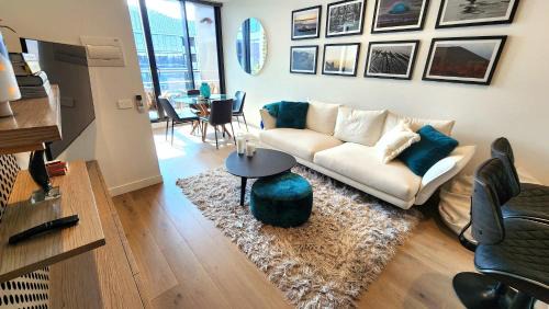 Port Melbourne Apartment | Resort-style Exec 1 Bed with study in Port Melbourne