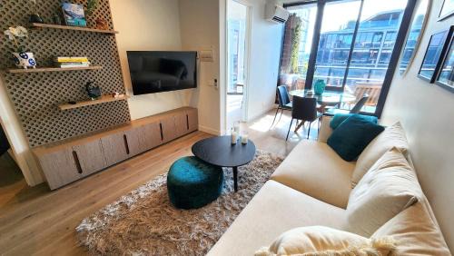 Port Melbourne Apartment | Resort-style Exec 1 Bed with study in Port Melbourne