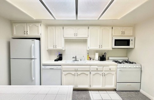 Santa Ana Condo | Resort Style Home near Beaches & Disneyland