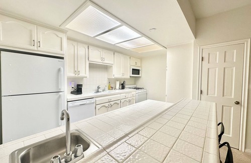 Santa Ana Condo | Resort Style Home near Beaches & Disneyland