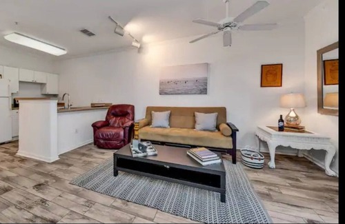 Tampa Condo | Resort style/King Bed/Modern/Pickleball