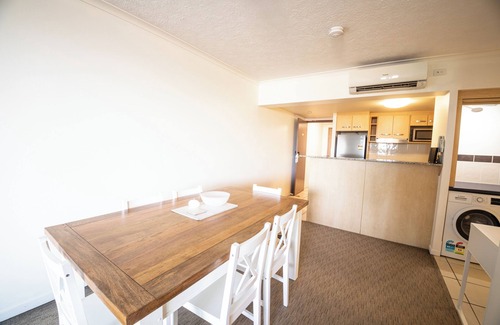 Aroona Apartment | Resort-style oasis, 2 minutes from the beach!