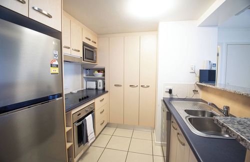 Aroona Apartment | Resort-style oasis, 2 minutes from the beach!