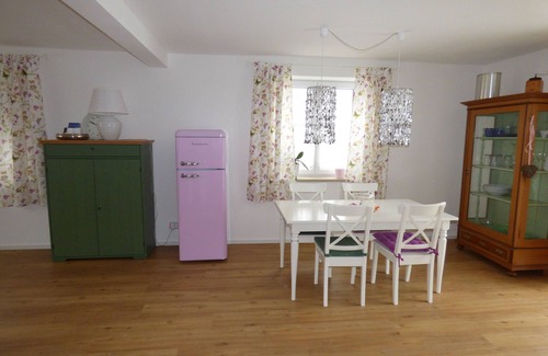 Poettmes Apartment | Rest and relaxation in the countryside in nostalgically decorated bedrooms