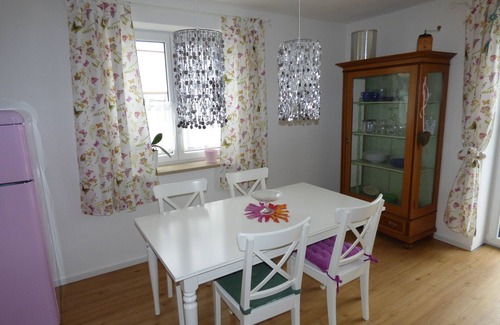 Poettmes Apartment | Rest and relaxation in the countryside in nostalgically decorated bedrooms