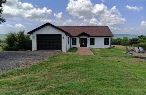 Daisy House | Rest & Replenish 10mins to Lake Sardis with Mountain Views