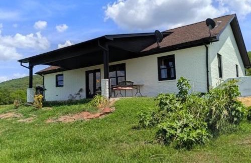 Daisy House | Rest & Replenish 10mins to Lake Sardis with Mountain Views