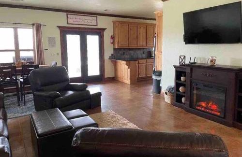 Daisy House | Rest & Replenish 10mins to Lake Sardis with Mountain Views