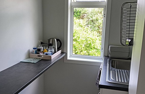 Hamilton Apartment | Restful garden studio in Central Hamilton