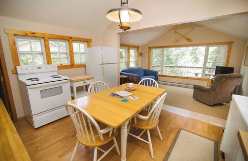 Richmond Cabin | Restful Retreat, deluxe 2BR lakefront cabin with private fire pit