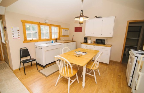 Richmond Cabin | Restful Retreat, deluxe 2BR lakefront cabin with private fire pit