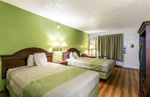 Edgewood Hotel | Restful Room w/Pet-Friendly Options, Free Breakfast & On-Site Dining
