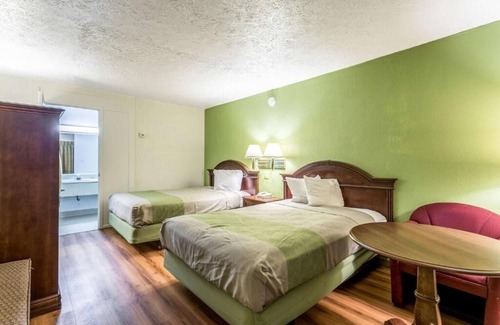 Edgewood Hotel | Restful Room w/Pet-Friendly Options, Free Breakfast & On-Site Dining