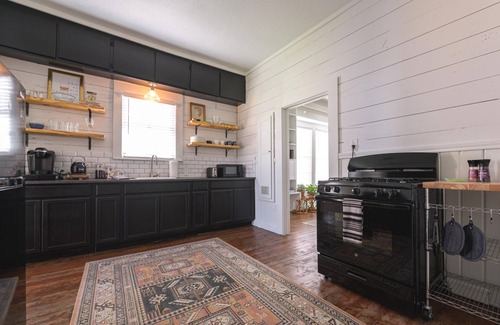 Austin Ave. House | Restored 1930s Uptown Bungalow 2 min to Magnolia Silos