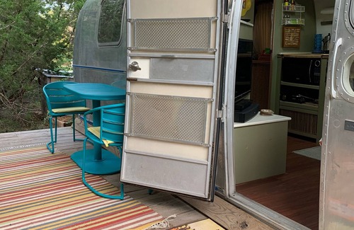 Austin House | ♥ Restored Airstream w/Private Wooded Patio ♥