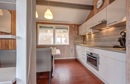 Kronenburg House | Restyled bungalow with dishwasher, near reservoir
