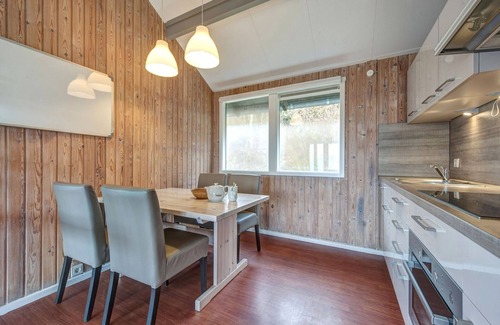Kronenburg House | Restyled bungalow with dishwasher, near reservoir