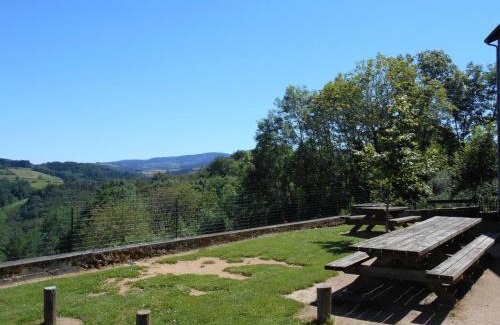 La Chabanne House | Retraite en Montagne Bourbonnaise: Gîte Convivial pour 14 Pers., Proche Loisirs et Nature - FR-1-489-343