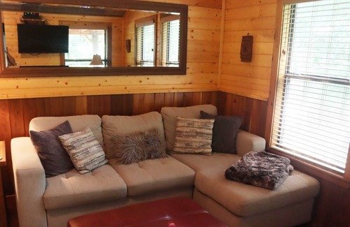 Brenham Cabin | Retreat Cabin features a Private Hot Tub at Scenic Hill Retreat