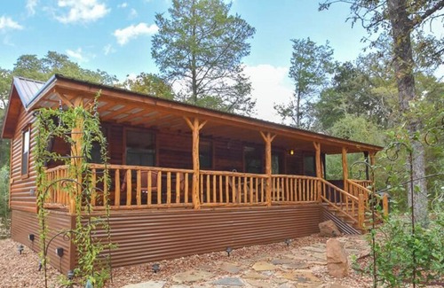 Brenham Cabin | Retreat Cabin features a Private Hot Tub at Scenic Hill Retreat
