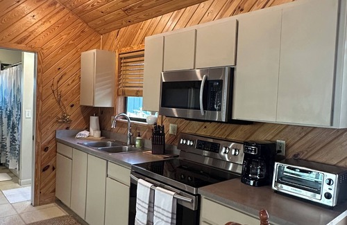 Inglis Cabin | Retreat cabin on Florida’s nature coast 10 mins from Crystal river florida