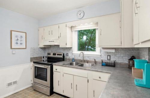 Peoria Heights House | Retreat on Rouse Cozy 2BD Bursting with Color