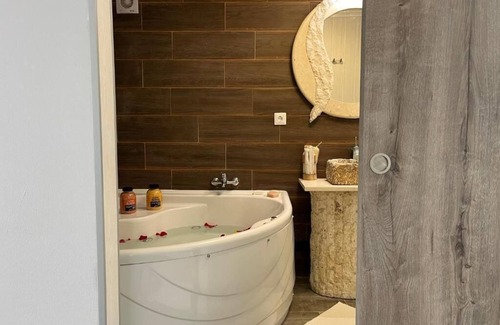 Mozelos Apartment | Retreat Premium Suite fountain